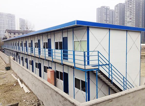 用彩鋼板搭建活動板房有什么優(yōu)勢？